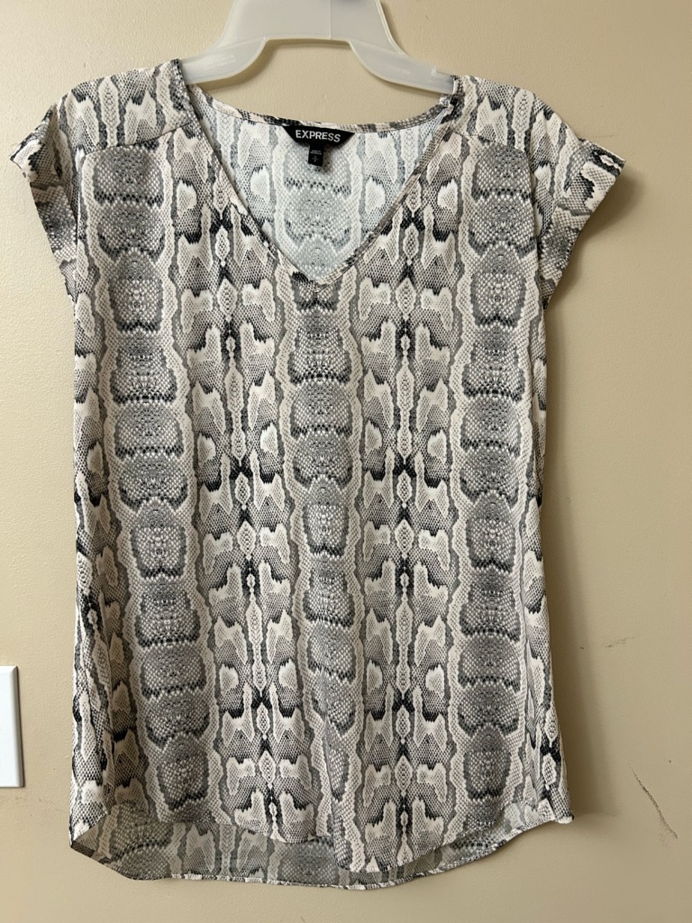 Express Women's Short-Sleeve V-Neck Snake Print Top in Gray and Cream